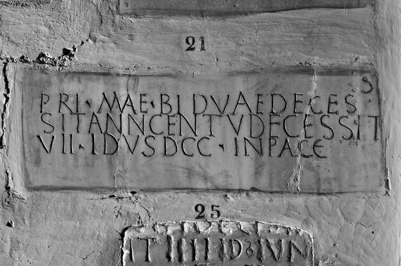 Lastra Con Epitaffio Di Donna Centenaria