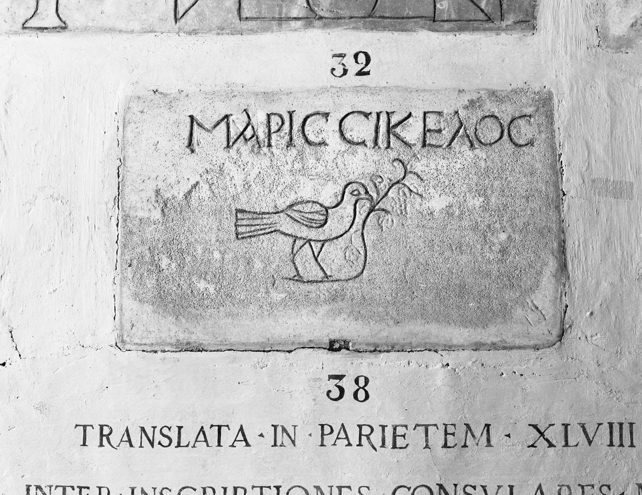 Lastra Con Epitaffio Di Un Siciliano (letteratura) iscrizione , in generecelebrativa, posta sulla tomba di un defunto. www museivaticani va