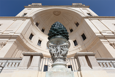 The Pinecone “returns” to the Niche of the Belvedere