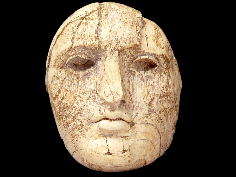 Testa e braccio di statua crisoelefantina di Atena