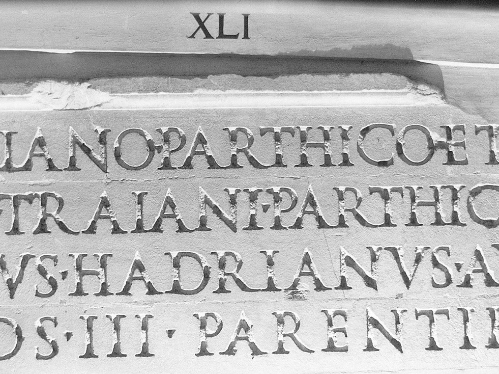 Dédicace aux divi Trajan et Plotine