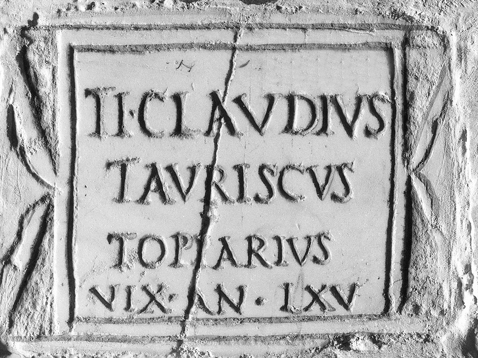 Plaque avec épitaphe d’un jardinier