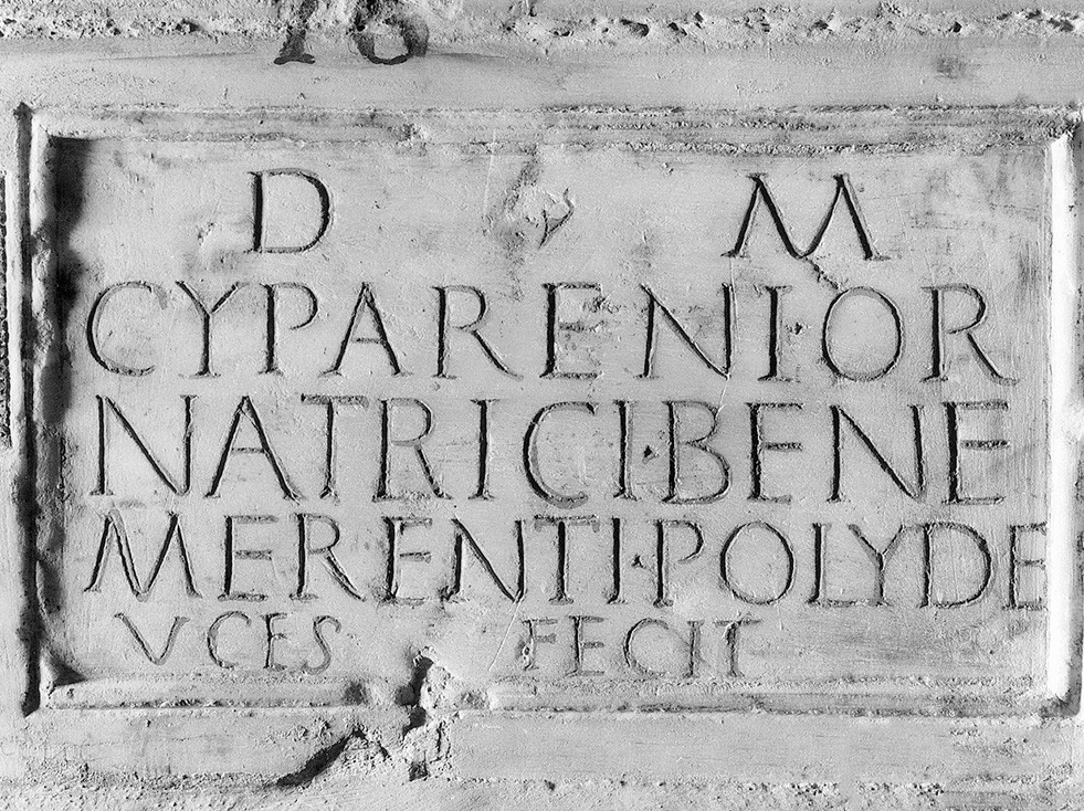 Plaque avec épitaphe d’une coiffeuse