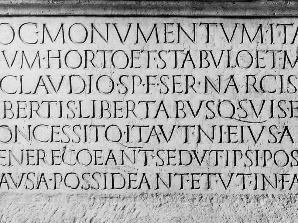 Plaque d’une tombe familiale avec les normes d’usage