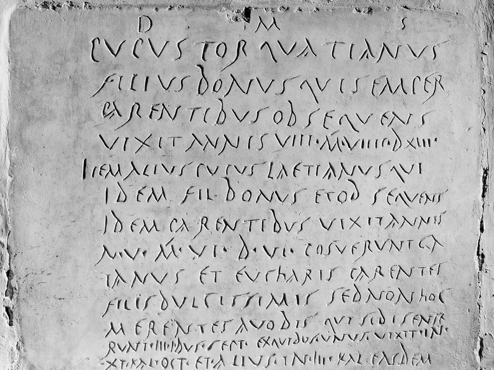 Plaque avec épitaphe de deux frères