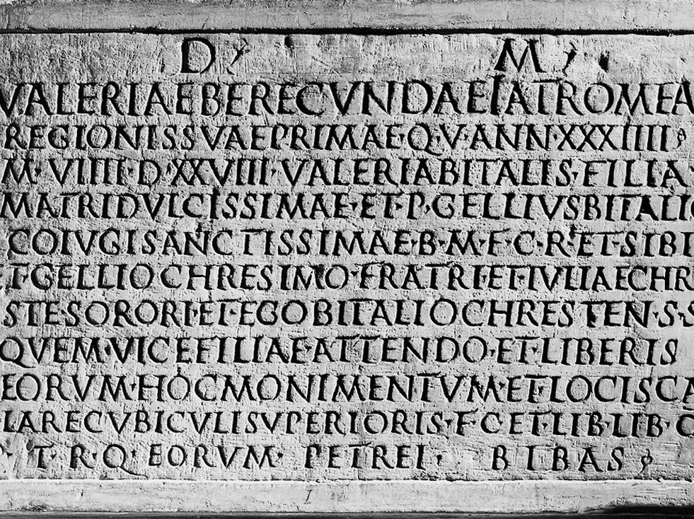 Plaque de la tombe familiale d’une accoucheuse