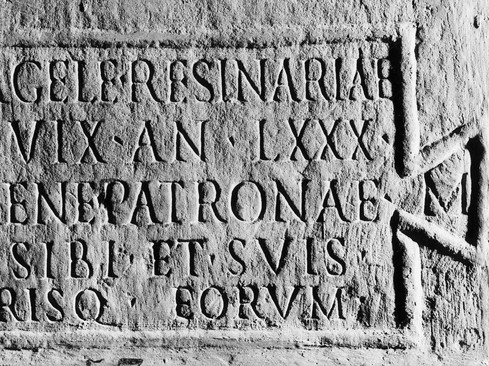 Plaque du tombeau familial d’une esthéticienne