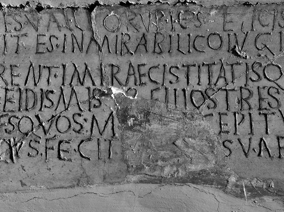 Plaque avec épitaphe d’une jeune baptisée