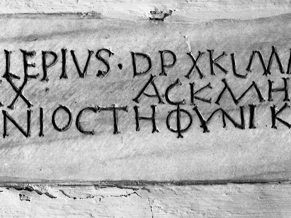 Plaque avec épitaphe d’un étranger de Phénicie