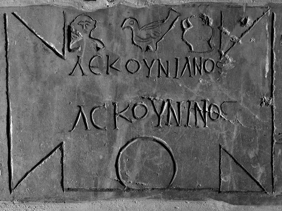Plaque de fermeture d’un loculus ornée de motifs figurés