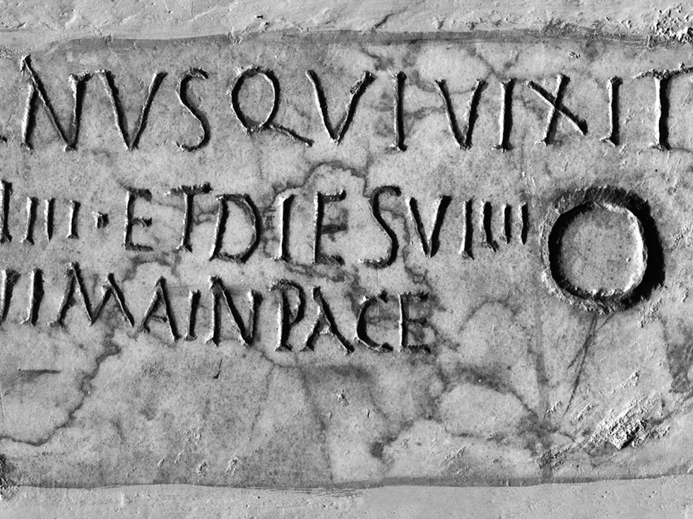 Plaque avec épitaphe d’un nouveau-né