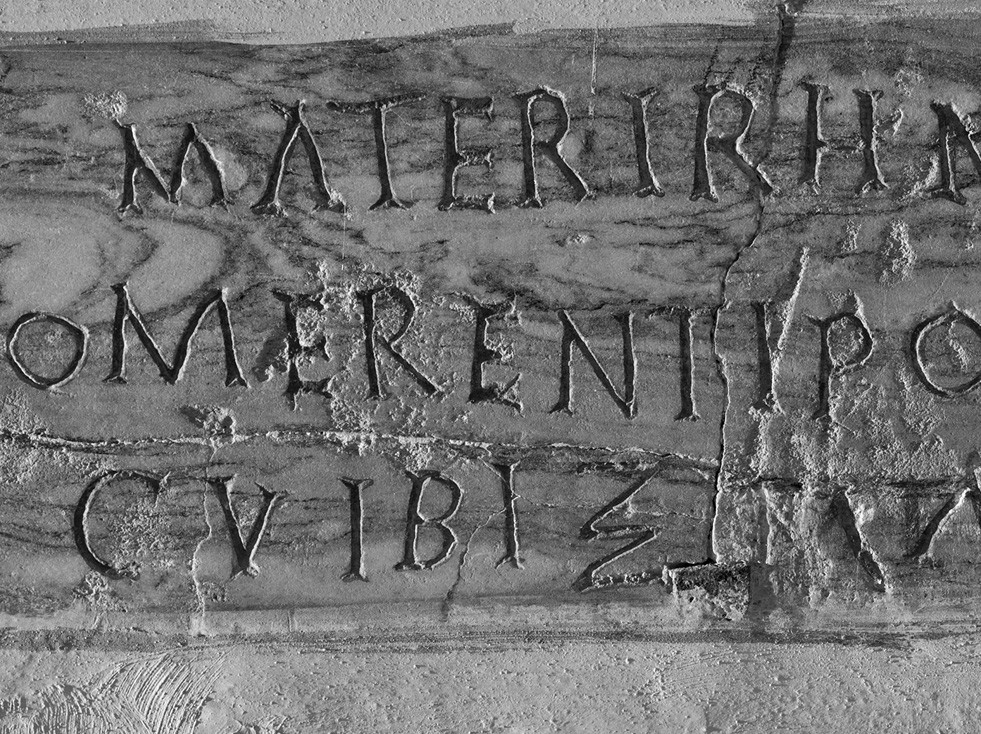 Plaque dont le texte en latin est mêlé à des lettres grecques