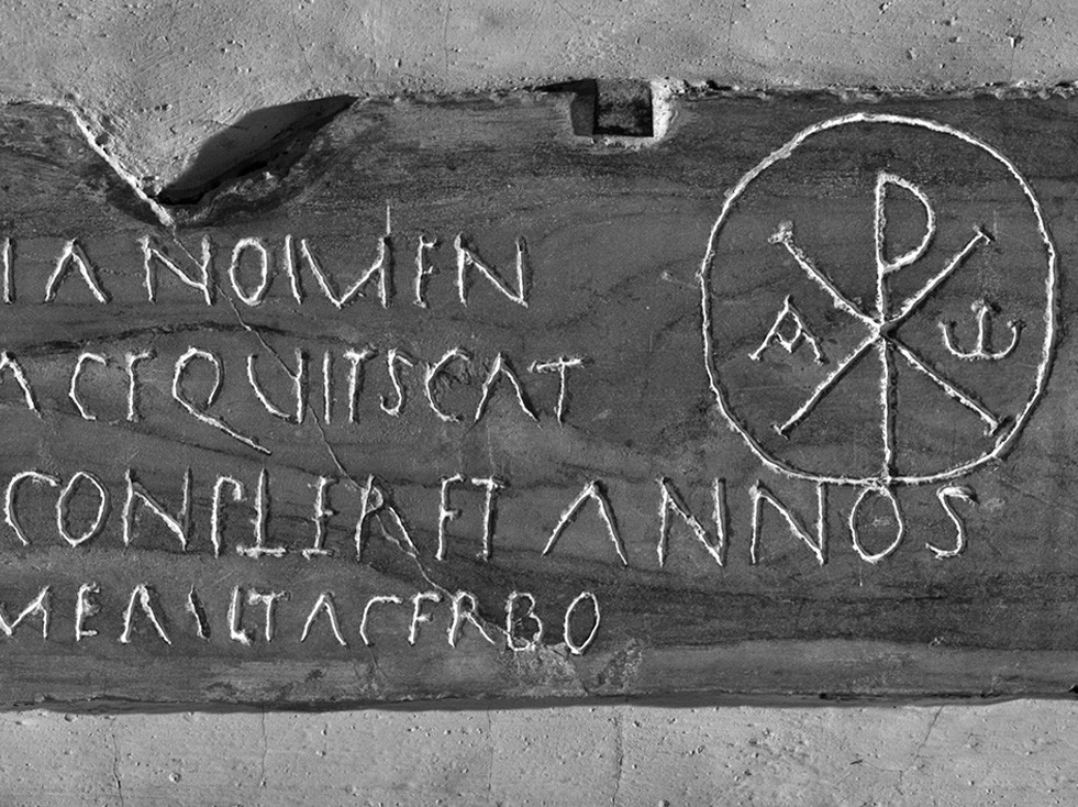 Épitaphe avec des citations poétiques de Virgile et des symboles du Christ