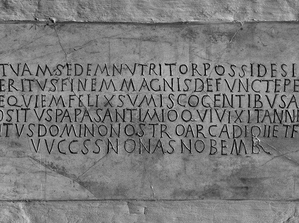 Plaque avec épitaphe dédiée à un papas