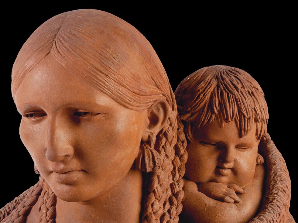 Escultura de madre Sauk-Fox con niño
