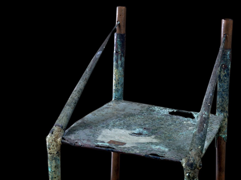 Amphore sphéroïdale et siège