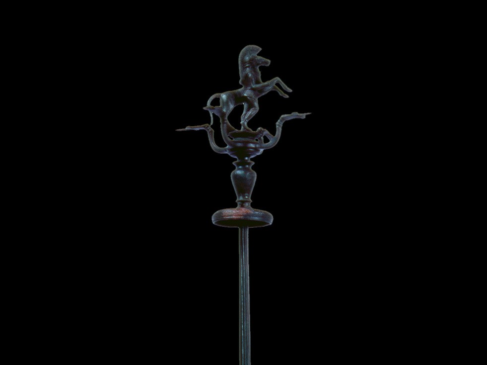 Candelabro con figura de guerrero