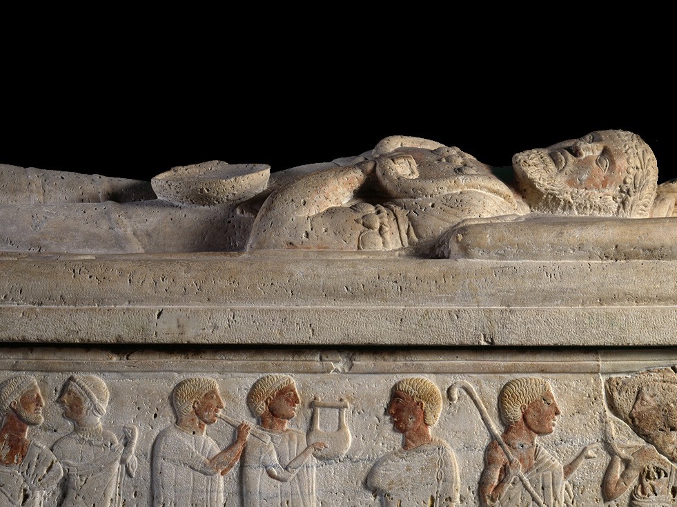 Sarcófago con relieve polícromo