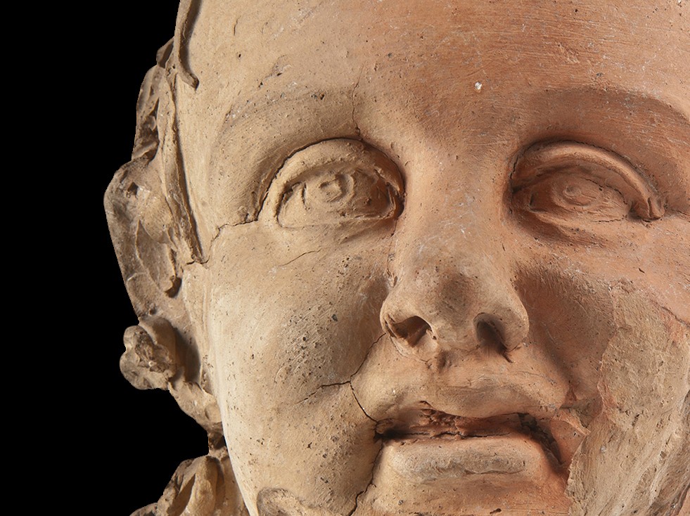 Testa di statua di bambino
