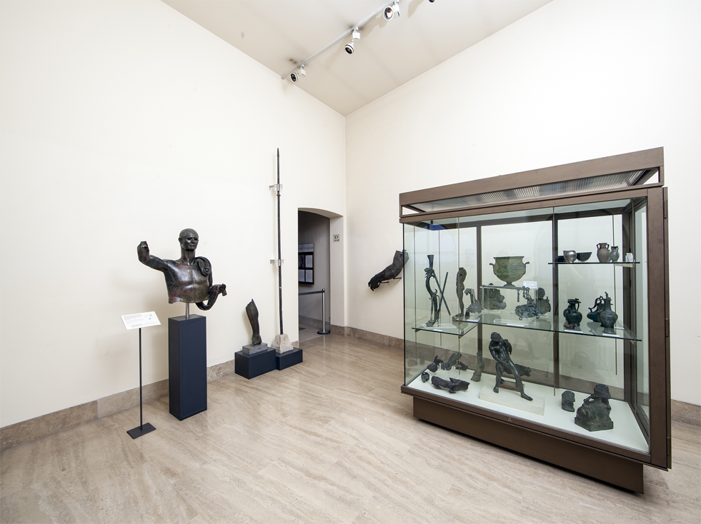 Room XV. Antiquarium Romanum, bronzes, statues, vases and other furnishings