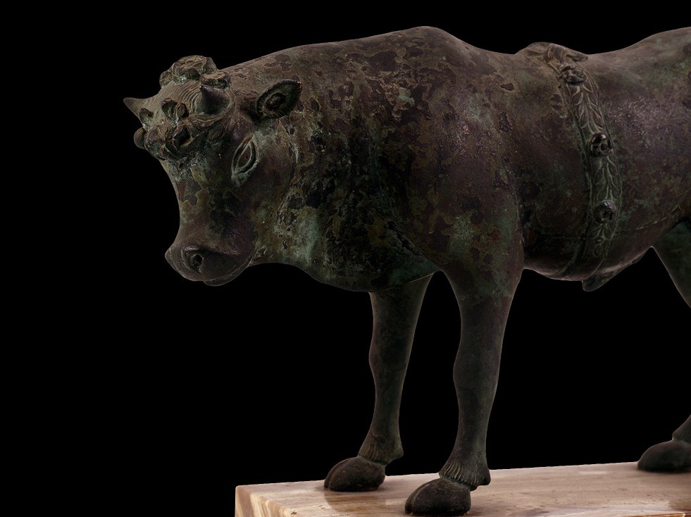 Estatuilla de toro preparado para el sacrificio