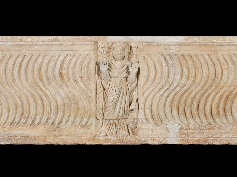 Sarcophage à strigiles avec trois champs figurés