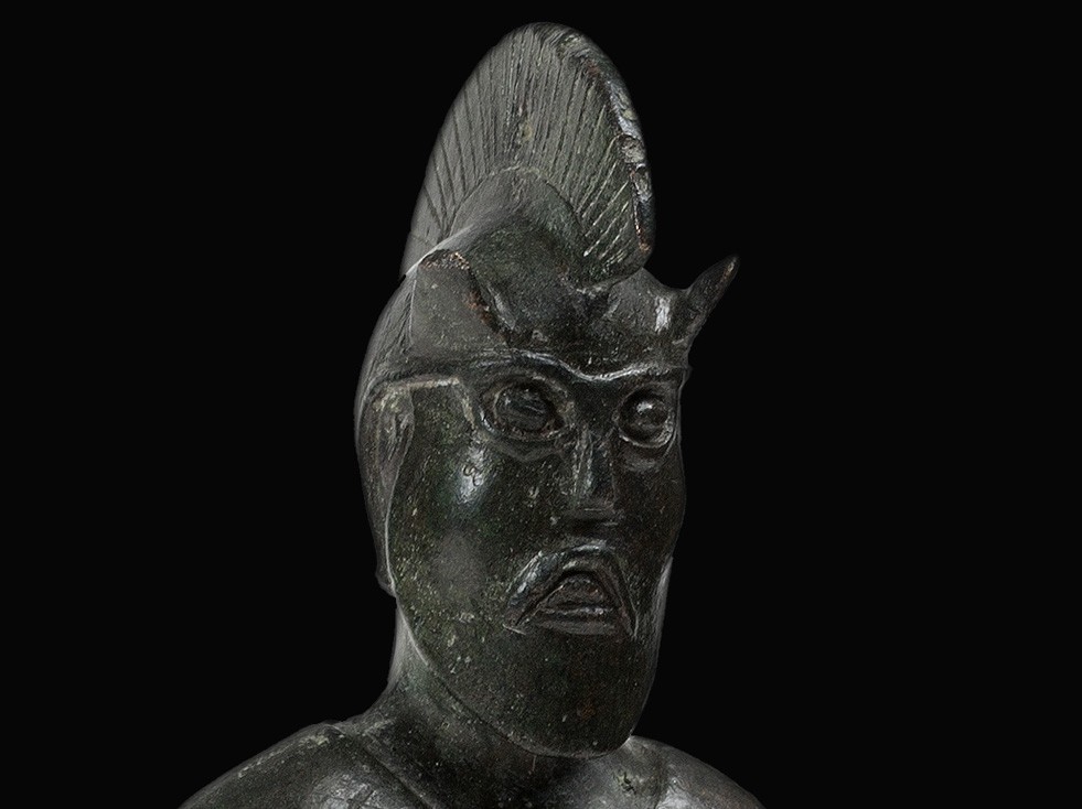 Statuette de guerrier armé d’une cuirasse et d’un casque masquant