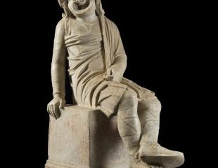 Estatuilla de actor con máscara de un viejo esclavo de la Comedia Nueva, mediados del siglo II d.C.