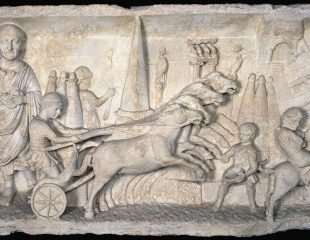 Relieve funerario con escena de carrera de cuadrigas en el circo, 100-120 d.C.
