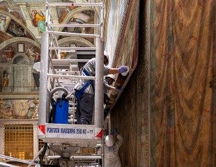 Layout of the Raphael tapestries in the Sistine Chapel