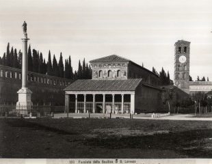 R. Moscioni, „Vedute der Fassade, vom Vorplatz aus gesehen“, Basilika Sankt Lorenz vor den Mauern, vor 1885