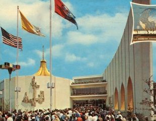 Nueva York 1964-1965 – El "Vatican Pavilion" con el público haciendo cola en la entrada en una postal de época