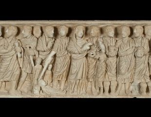 Partie frontale du sarcophage avant la restauration