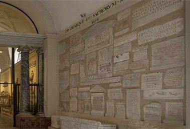 Ob Luminbus Restitutis en la Galería Lapidaria