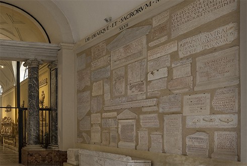 Ob Luminbus Restitutis en la Galería Lapidaria