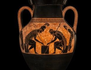 &Aacute;nfora &aacute;tica de figuras negras firmada por Exekias como pintor y alfarero