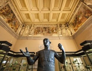 Vista de la Sala III, llamada &ldquo;de los Bronces&rdquo;, con el Marte de Todi