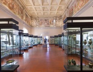 Vista de la Sala III, llamada &ldquo;de los Bronces&rdquo;, con el Marte de Todi