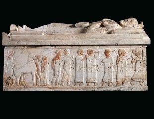 Sarc&oacute;fago de m&aacute;rmol con relieve policromo