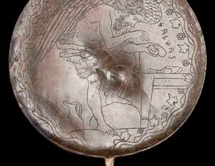 Espejo grabado en bronce que representa a un ar&uacute;spice etrusco examinando el h&iacute;gado de una oveja