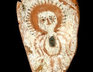 Wandjina: tablilla triangular pintada por las dos caras con figuras antropomorfas