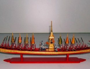Barco real con proa en forma de animal. Asia, Tailandia