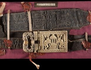 Ceinture de saint Césaire, en cuir, et boucle en ivoire ornée des soldats au Tombeau, env. 500 ?, Musée Départemental Arles Antique