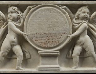 Sarcophage orné d'éros portant des armes, réutilisé comme reliquaire des martyrs de « Portus », fin IIe siècle (sarcophage) ; 864-891 (inscription), Musées du Vatican