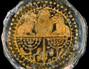 Verre doré orné de représentations d’objets symboliques et rituels juifs