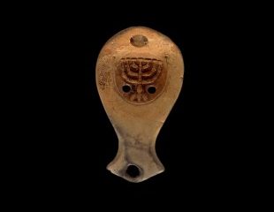 Lampe à huile du type « Vogelkopflampen » orné d’une menorah