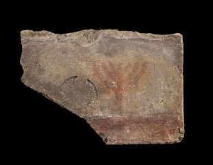 Fragment de brique avec estampille et menorah peinte