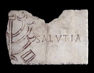 Épitaphe de Salutia, ornée d’une menorah