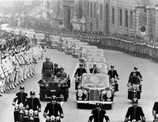 Mercedes-Benz 300 d Pullman Landaulet (W 189). Versione speciale per il Vaticano, 1960. Papa Paolo VI al suo ritorno da un pellegrinaggio in Terra Santa e in Giordania