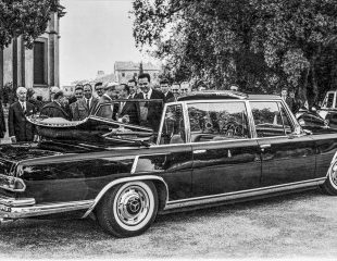 Mercedes-Benz 600 Landaulet automobile papale. Consegna a Papa Paolo VI a Castel Gandolfo il 10 settembre 1965
